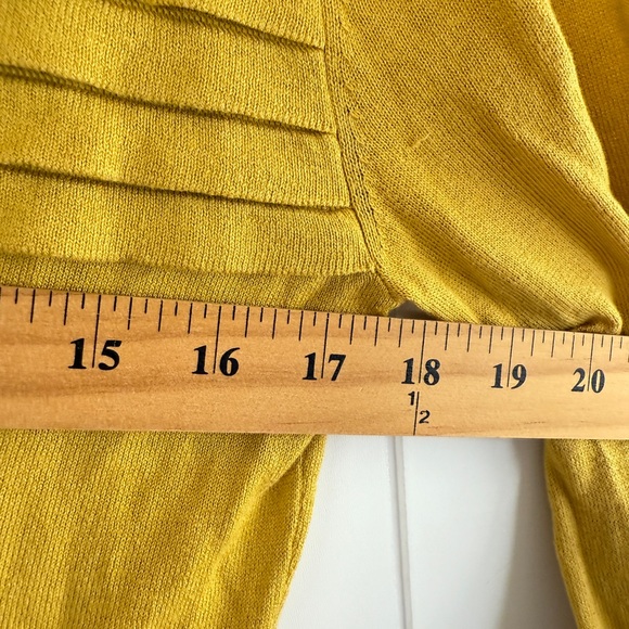 MaxMara Weekend Silk and Cotton Natural Yellow Ruffle V-Neck Cardigan - Picture 5 of 10